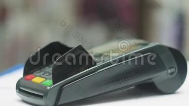 使用NFC技术通过智能手机支付。 特写、移动支付技术概念